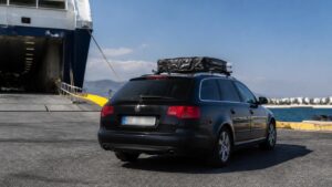 Αυτοκίνητο με ξένες πινακίδες σε ελληνικό δρόμο, για τους όρους κυκλοφορίας οχημάτων κατοίκων εξωτερικού στην Ελλάδα.