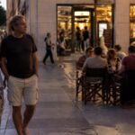 Πολίτες σε ελληνικό αστικό περιβάλλον δίπλα σε χώρους αναψυχής, για την οικονομική αδυναμία τακτικής συμμετοχής σε δραστηριότητες αναψυχής το 2025.