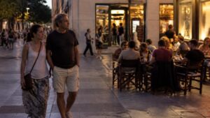 Πολίτες σε ελληνικό αστικό περιβάλλον δίπλα σε χώρους αναψυχής, για την οικονομική αδυναμία τακτικής συμμετοχής σε δραστηριότητες αναψυχής το 2025.