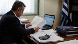 Έλεγχος δηλώσεων πόθεν έσχες με οικονομικά έγγραφα και ψηφιακή διασταύρωση στοιχείων για κενές και ανακριβείς δηλώσεις.