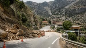 Επιχειρήσεις στο Ρέθυμνο και οδική πρόσβαση σε περιοχή που επηρεάστηκε από κατολίσθηση