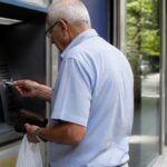 Συνταξιούχος χρησιμοποιεί ΑΤΜ για ανάληψη χρημάτων, για τις ημερομηνίες πληρωμής των συντάξεων Νοεμβρίου 2026.