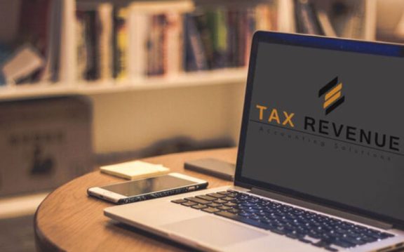 Ελεύθερος επαγγελματίας επιλέγει ασφαλιστική κατηγορία στον ΕΦΚΑ Μη Μισθωτών μέσω της ηλεκτρονικής πλατφόρμας, με καθοδήγηση από λογιστή.